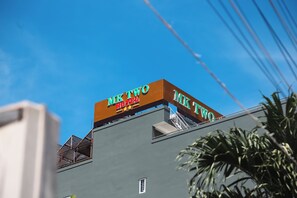 32 インチの薄型テレビ (ケーブル放送視聴可)、テレビ