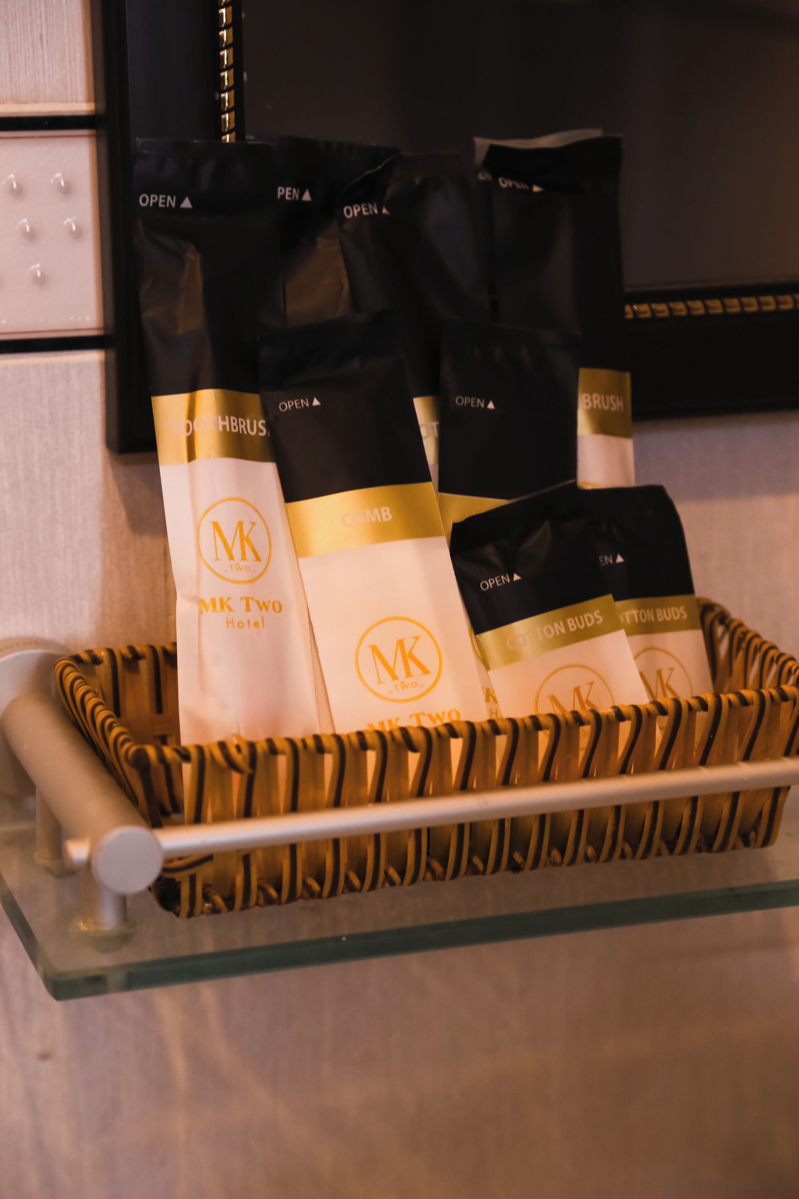 Shower, rainfall showerhead, free toiletries, hair dryer