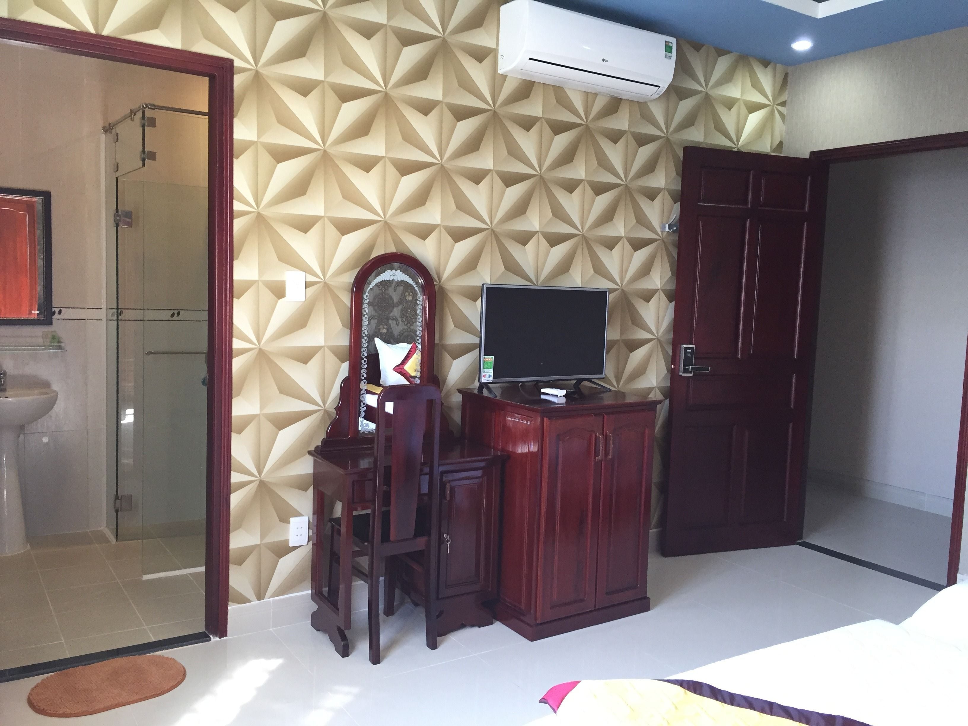 minibar, desk, free wifi, bed sheets