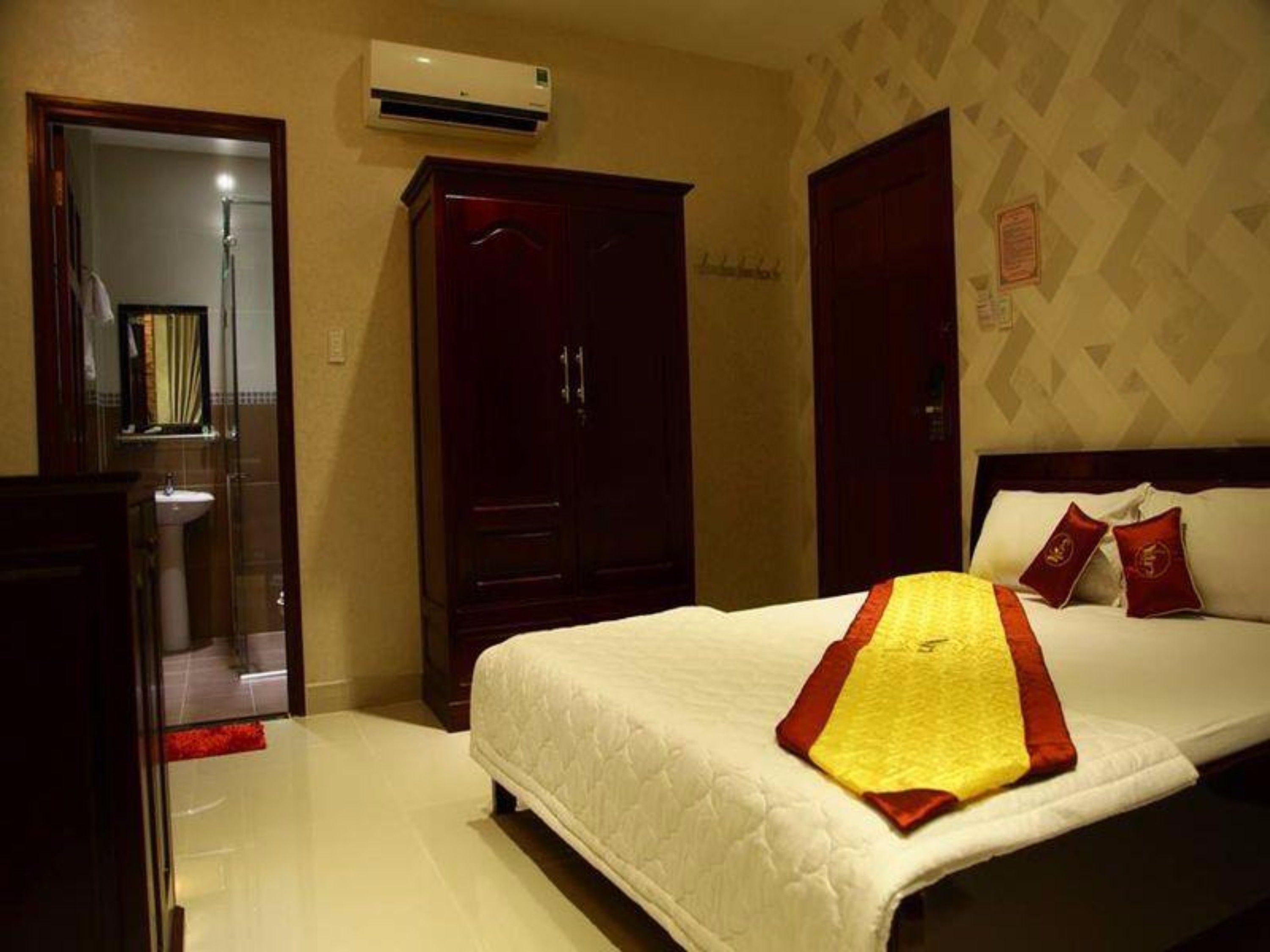 minibar, desk, free wifi, bed sheets