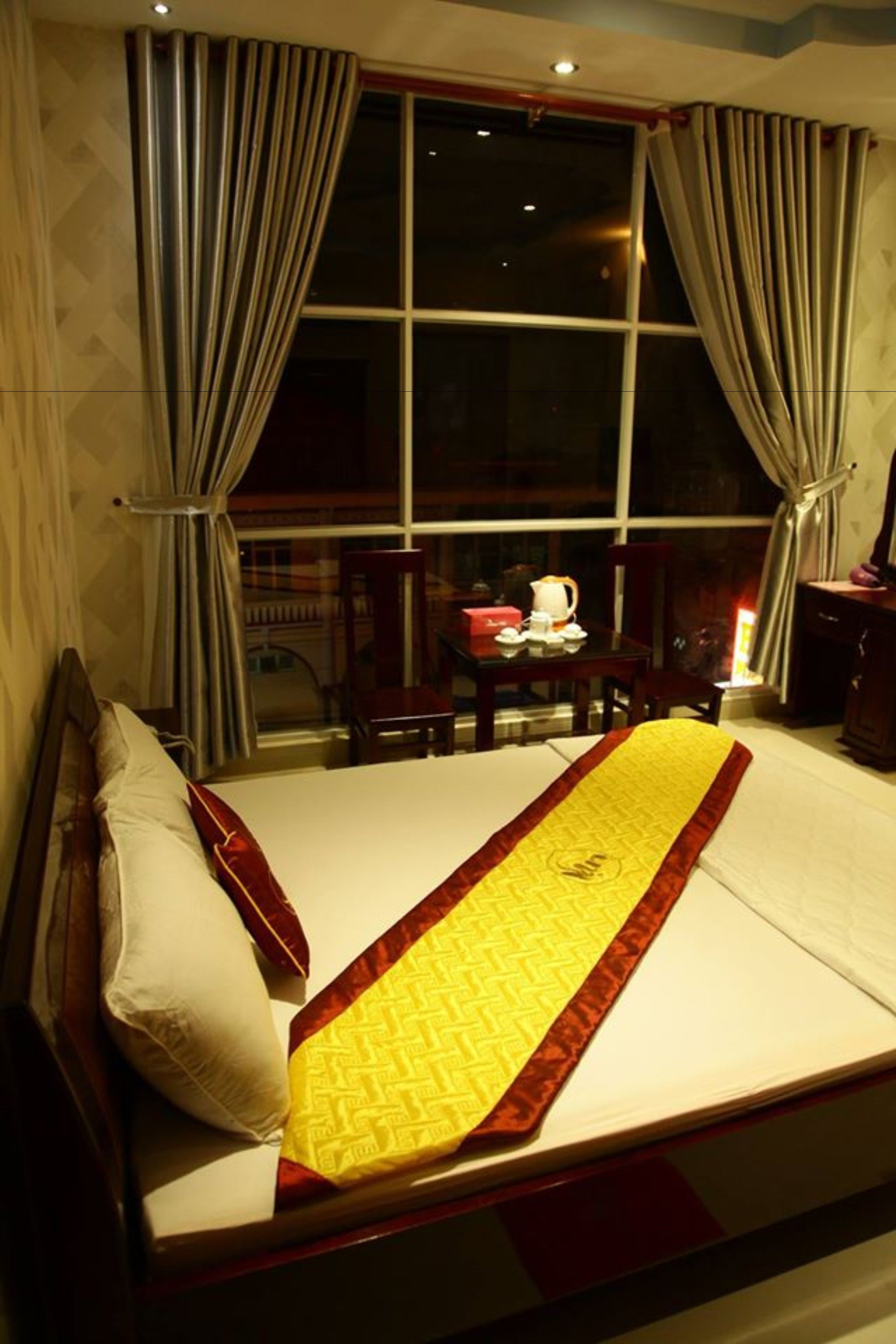 minibar, desk, free wifi, bed sheets