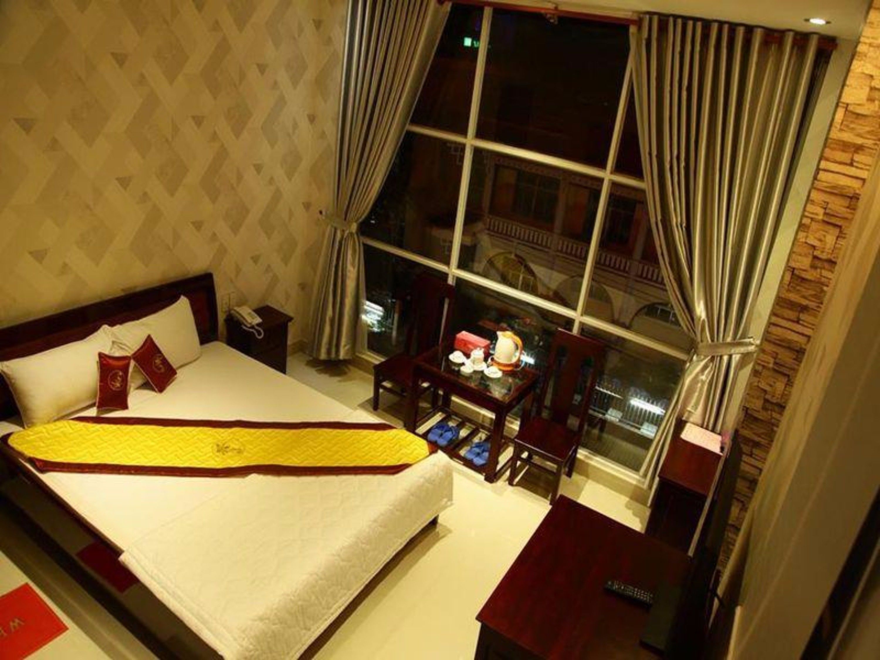 minibar, desk, free wifi, bed sheets