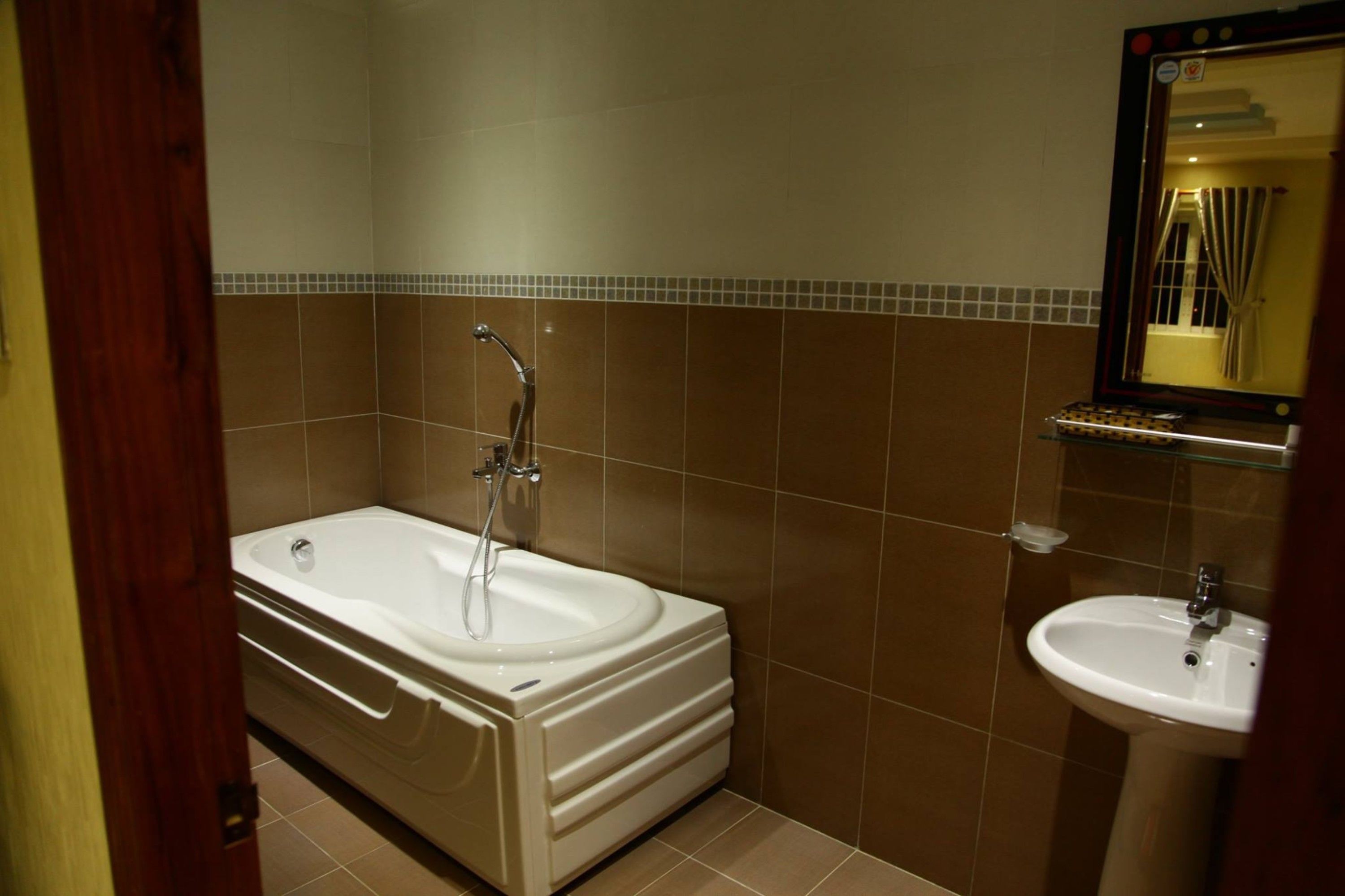 shower, free toiletries, hair dryer, slippers