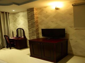 Minibar, escritorio, wifi gratis y ropa de cama 