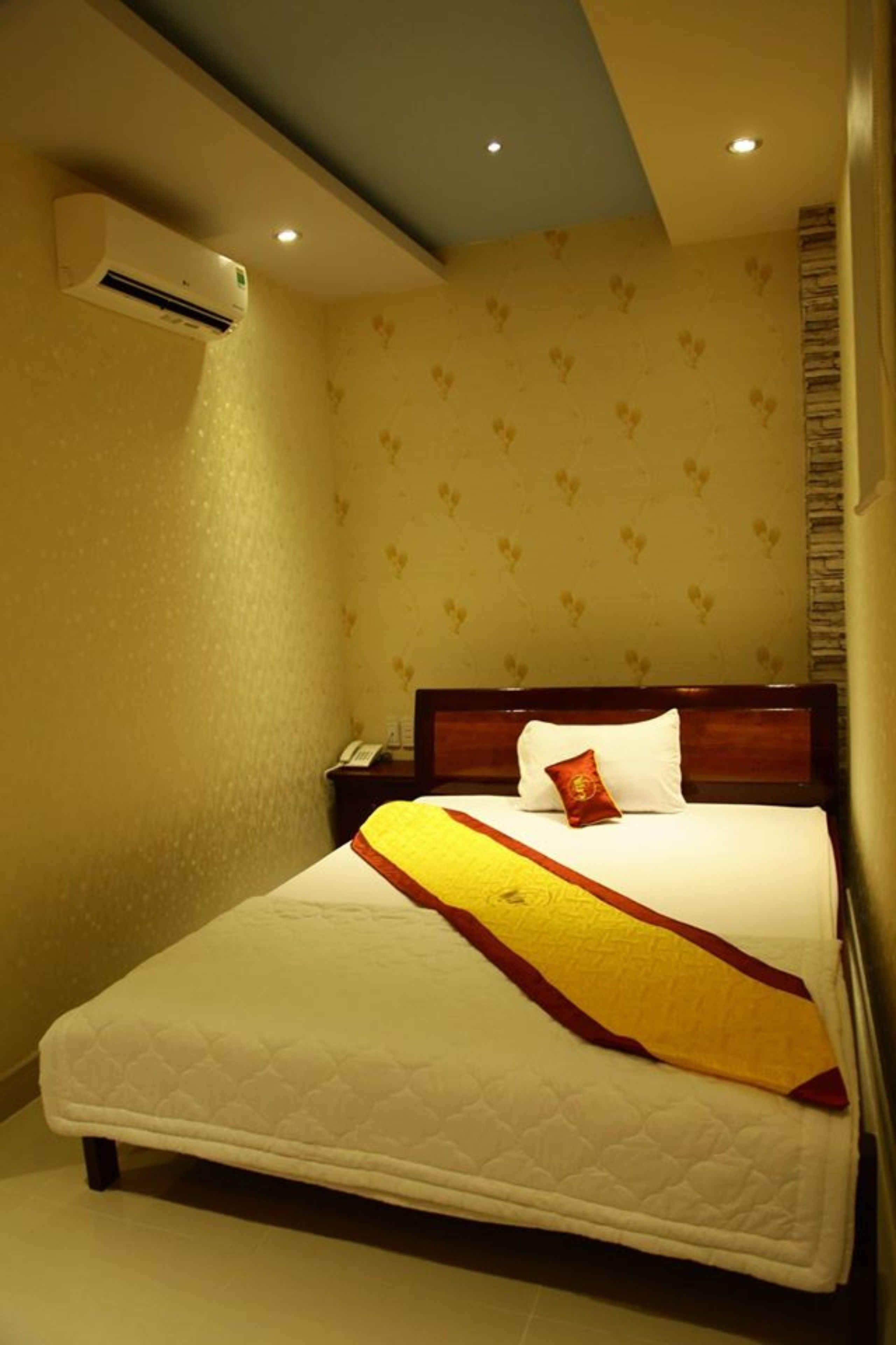minibar, desk, free wifi, bed sheets