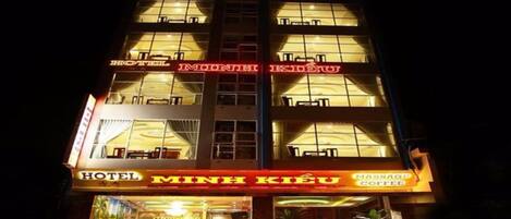 Voorkant accommodatie - avond/nacht