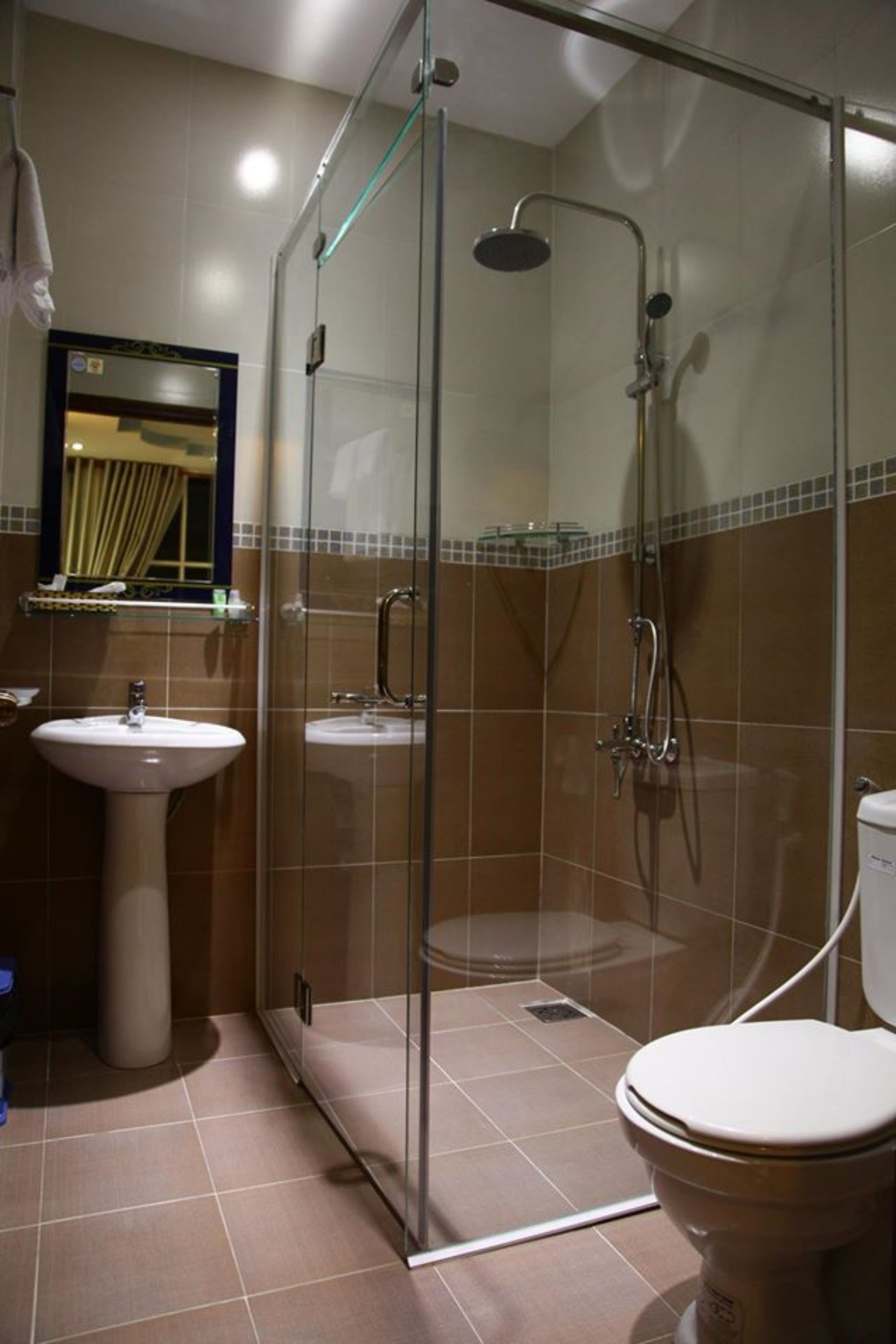 shower, free toiletries, hair dryer, slippers