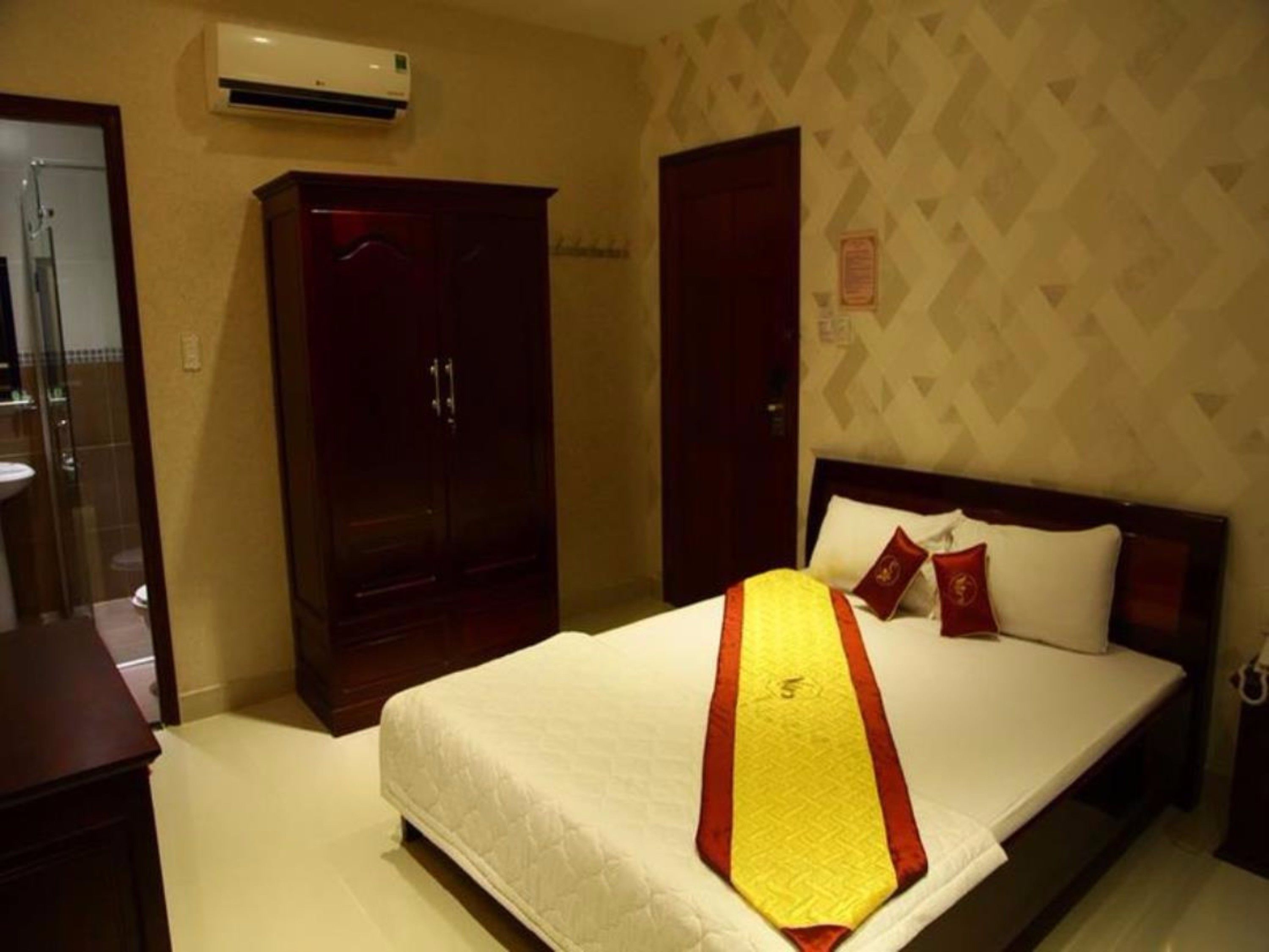 minibar, desk, free wifi, bed sheets