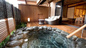 Separate tub and shower, spring water tub, free toiletries, bathrobes