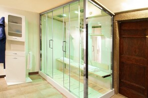 1 quarto, edredons de pluma, frigobar, escrivaninha