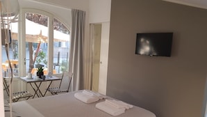 1 soverom, dundyner, minibar og skrivebord