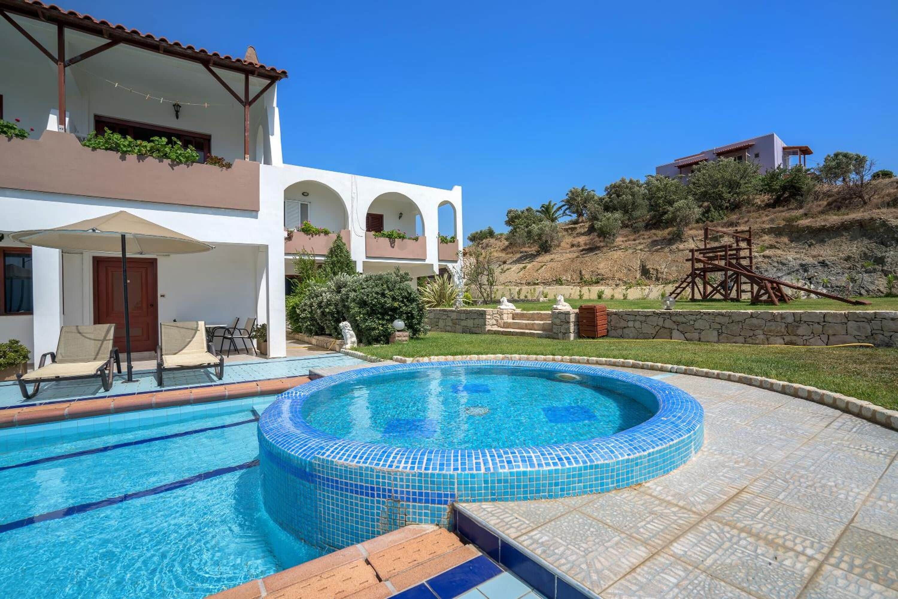 室外游泳池，池畔遮阳伞，日光浴躺椅