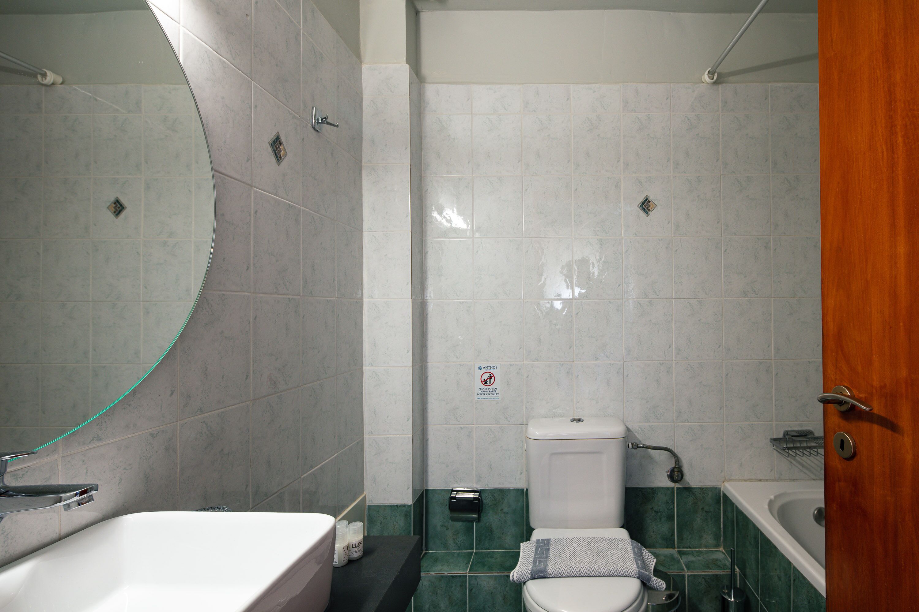 Un baño con bañera, inodoro y lavamanos.