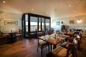 아침 식사, 점심 식사, 저녁 식사 제공, 현지 요리