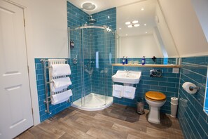Amenidades de baño gratuitas, secadora de cabello, toallas 
