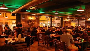S'hi serveixen esmorzars, dinars i sopars 
