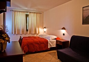 Double or Twin Room | Desk, soundproofing, cots/infant beds