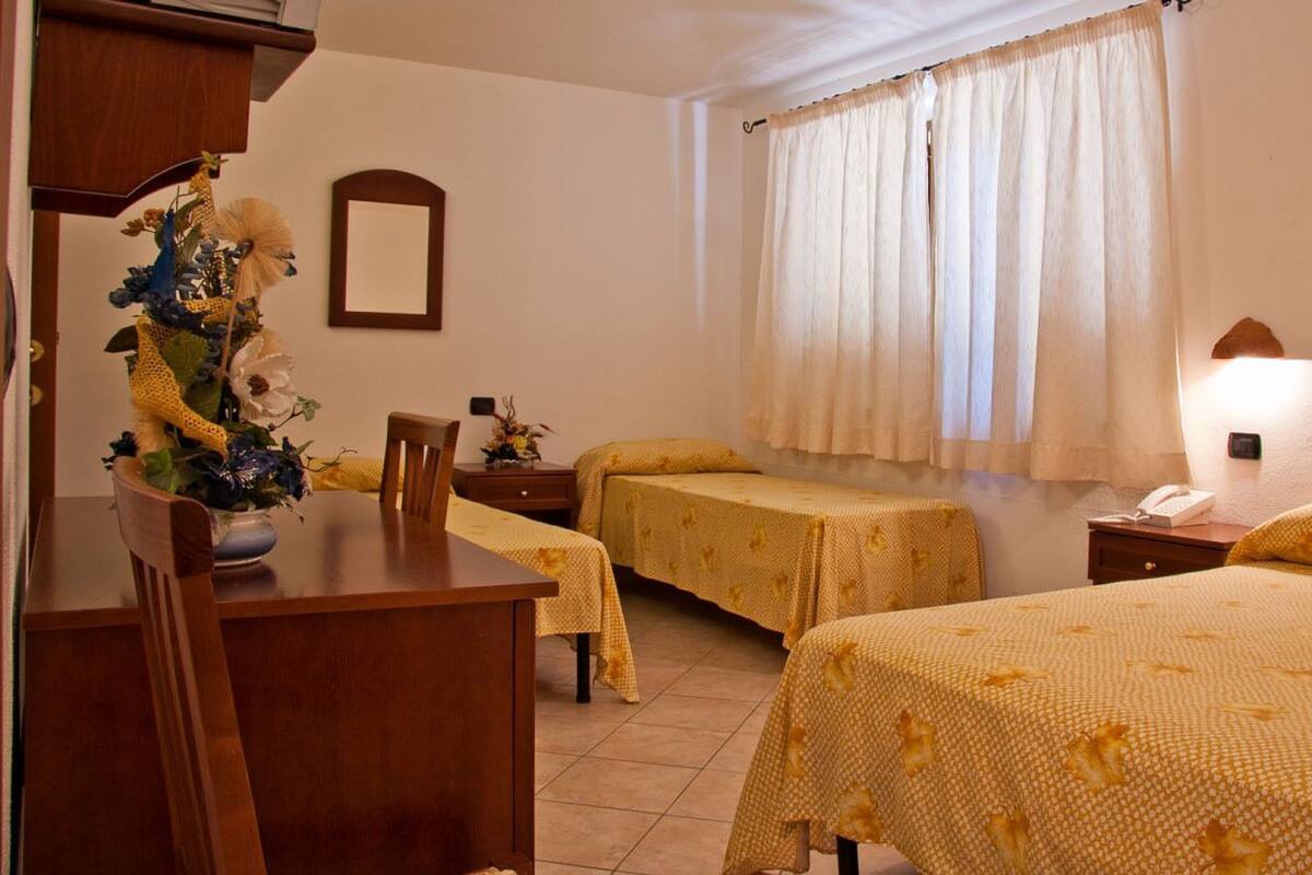 Habitación cuádruple | Escritorio, insonorización y cunas