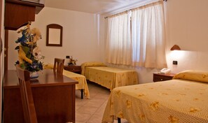 Quadruple Room | Desk, soundproofing, cots/infant beds