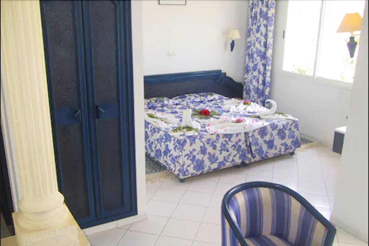 Ropa de cama de alta calidad, minibar, cortinas opacas y ropa de cama