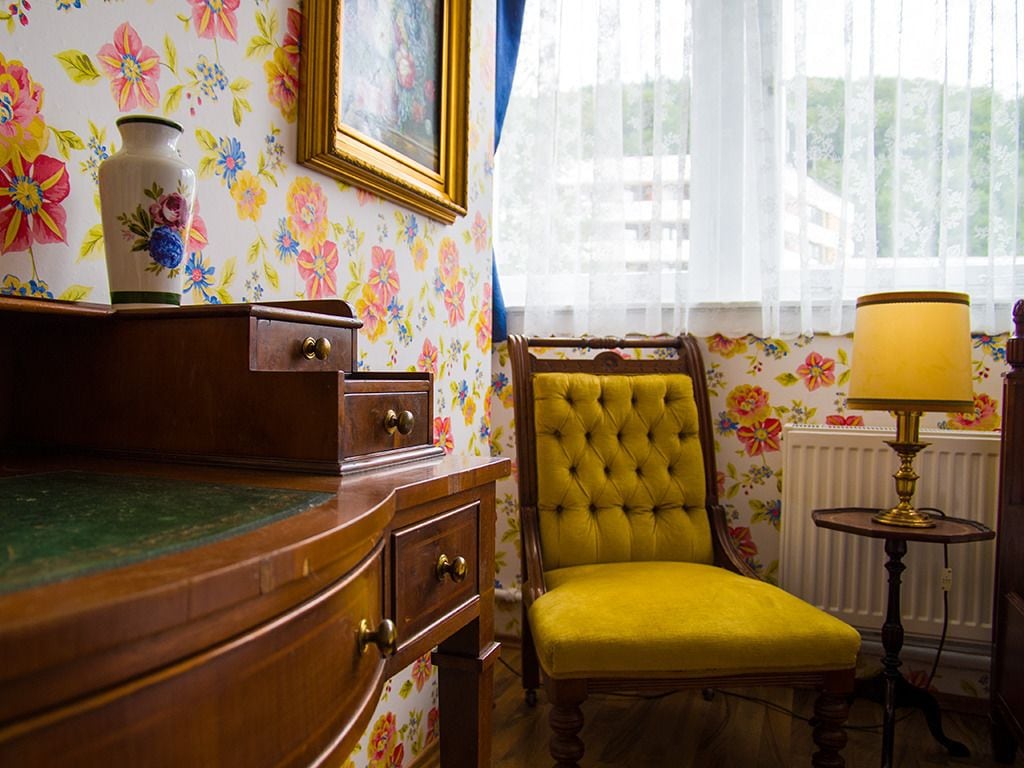 basic single room | premium bedding, individually decorated, individually furnished