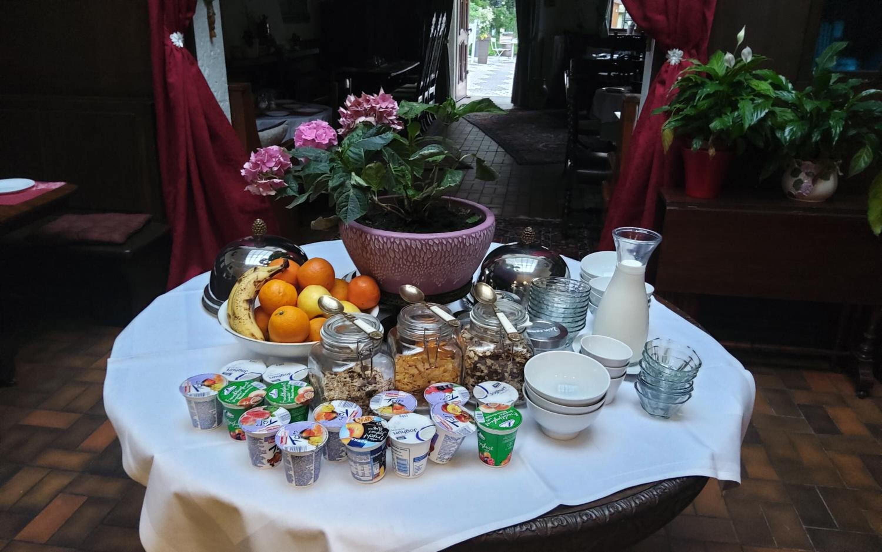 lunch and dinner served, mediterranean cuisine