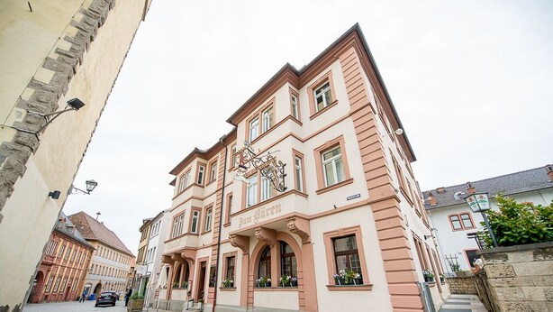 A historic building with a classic architectural style, featuring arched windows and a central entrance. - Gasthof Bären Ochsenfurt (Ochsenfurt)
