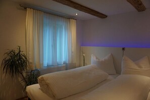 1 dormitorio, ropa de cama de alta calidad, escritorio