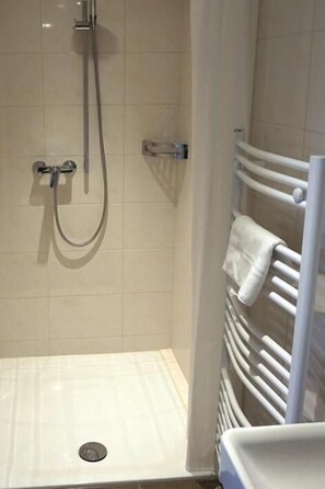 Regadera, amenidades de baño gratuitas, secadora de cabello, toallas