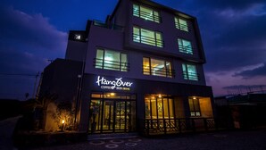 A modern building with a sign reading "Hangover Coffee & Beer". - Sleep in the Sea (Jeju City)