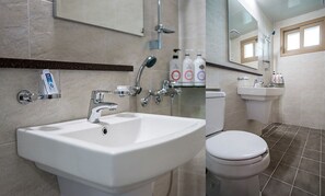 Shower, free toiletries, hair dryer, towels - Sleep in the Sea (Jeju City)