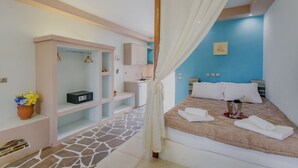 Una camera da letto con un letto, un comodino, un armadio, uno specchio e una finestra.