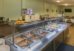 Colazione a buffet, servita tutte le mattine (9 EUR a persona) 