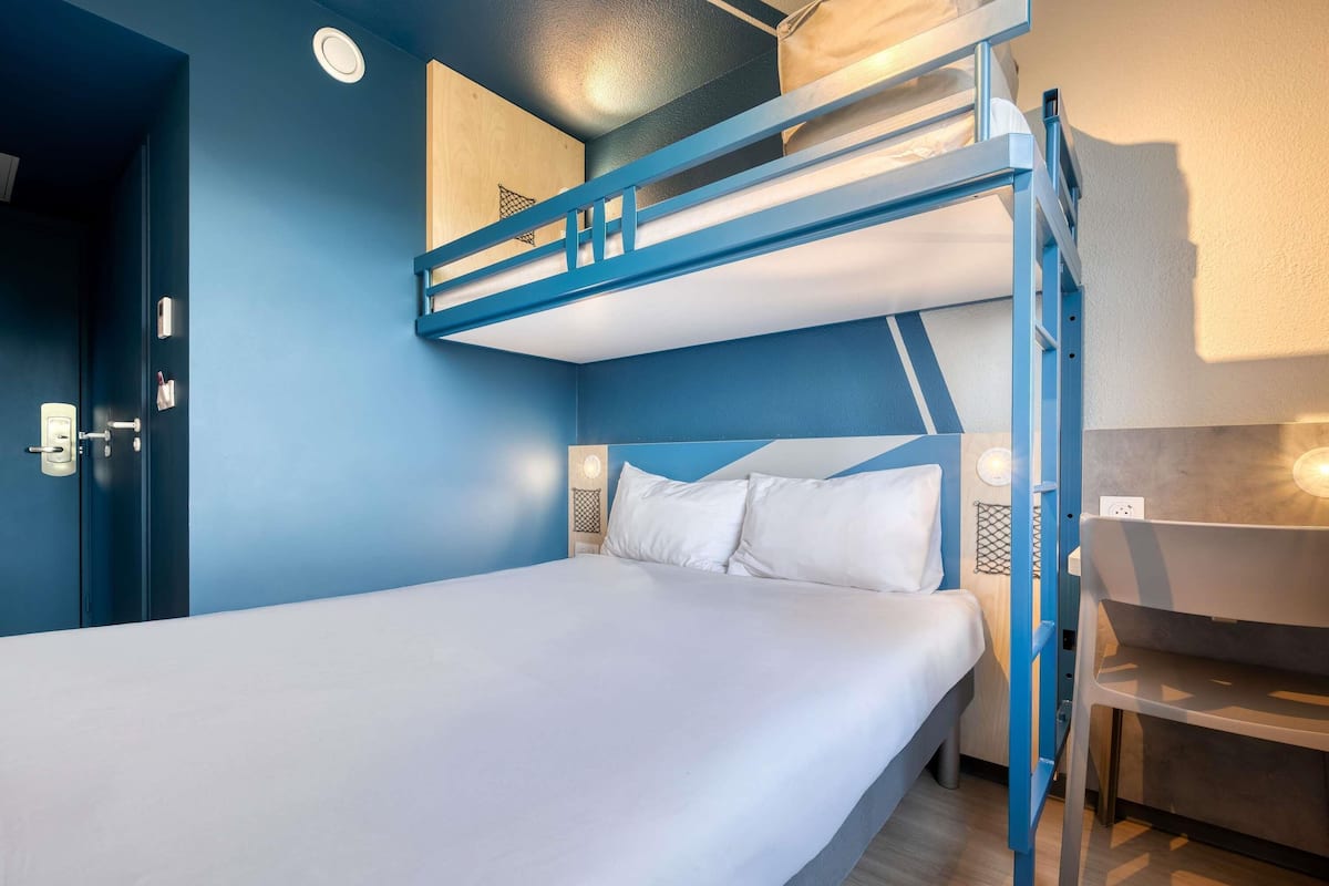 Chambre Triple, plusieurs lits | Literie de qualité supérieure, bureau