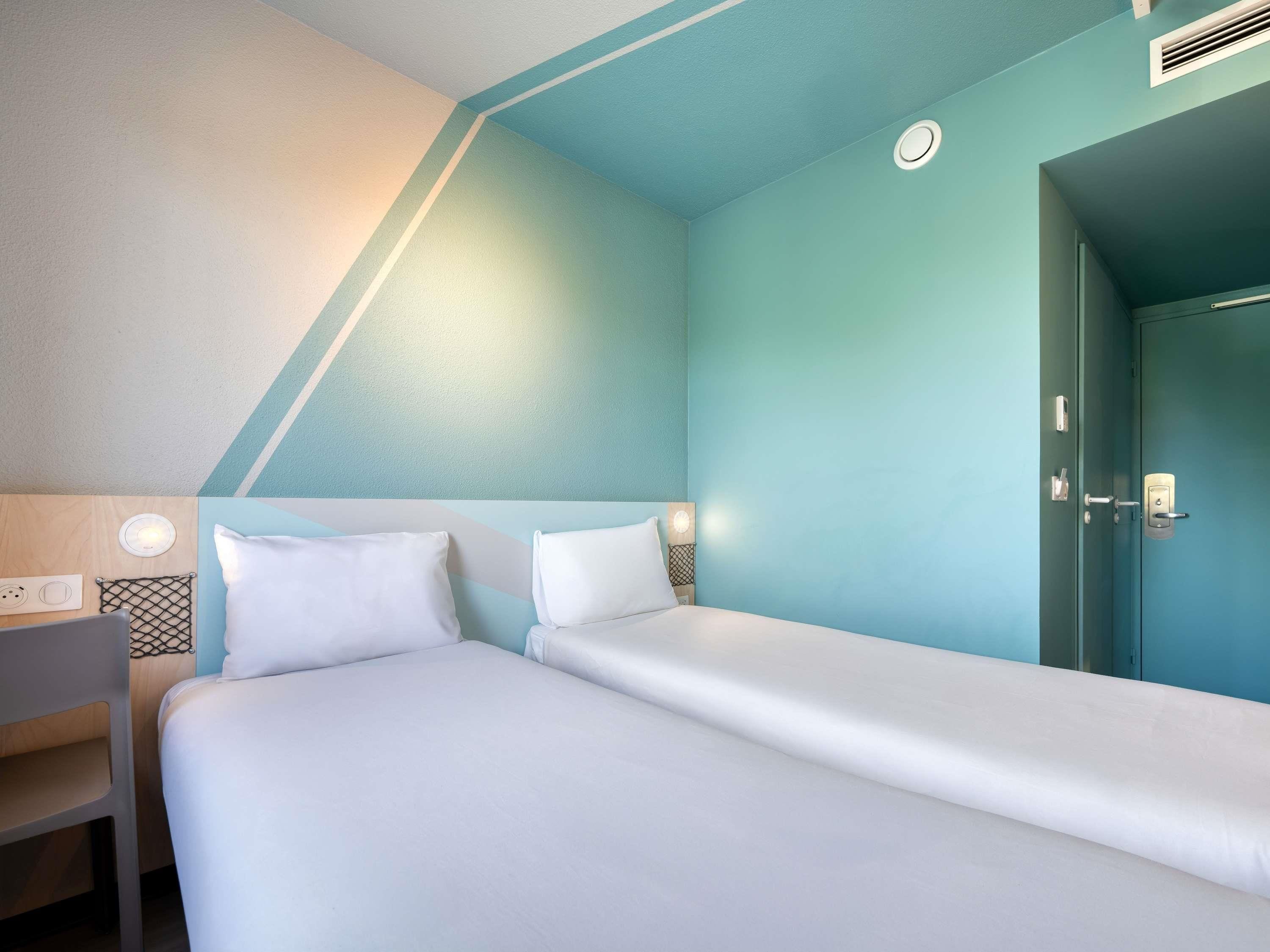 Twin Room, 2 Twin Beds | Premium bedding, desk, laptop workspace, blackout drapes