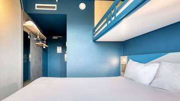 Driepersoonskamer, Meerdere bedden | Luxe beddengoed, een bureau, een laptopwerkplek