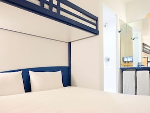 Luxe beddengoed, een bureau, een laptopwerkplek