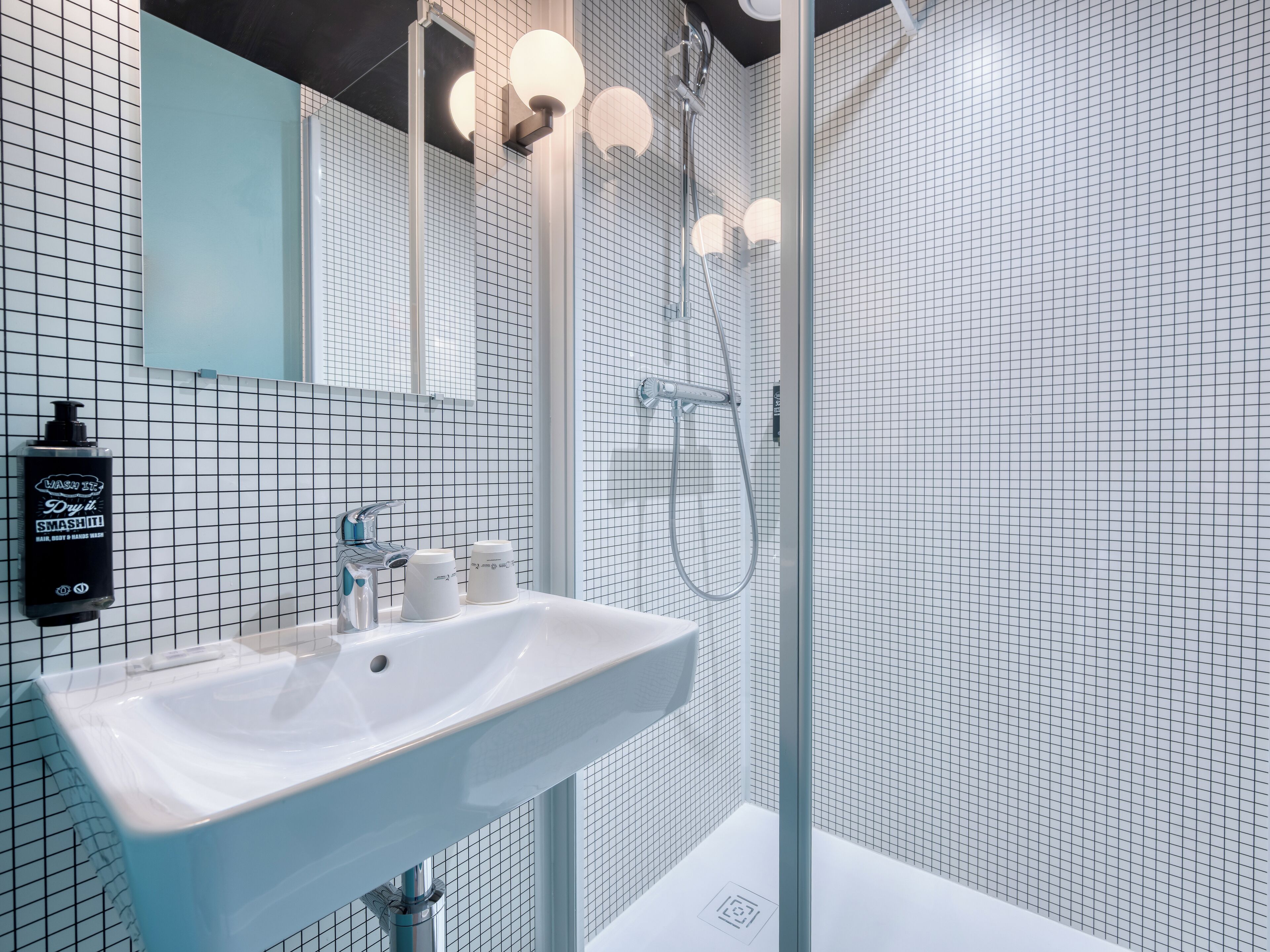 Chuveiro, produtos de toalete biodegradáveis, toalhas de banho 