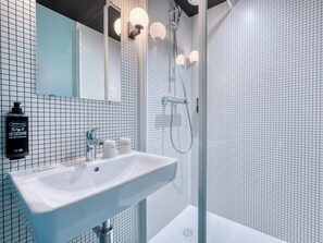 Shower, eco-friendly toiletries, towels