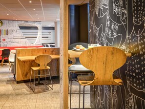 Tägliches Frühstücksbuffet (7.5 EUR pro Person)