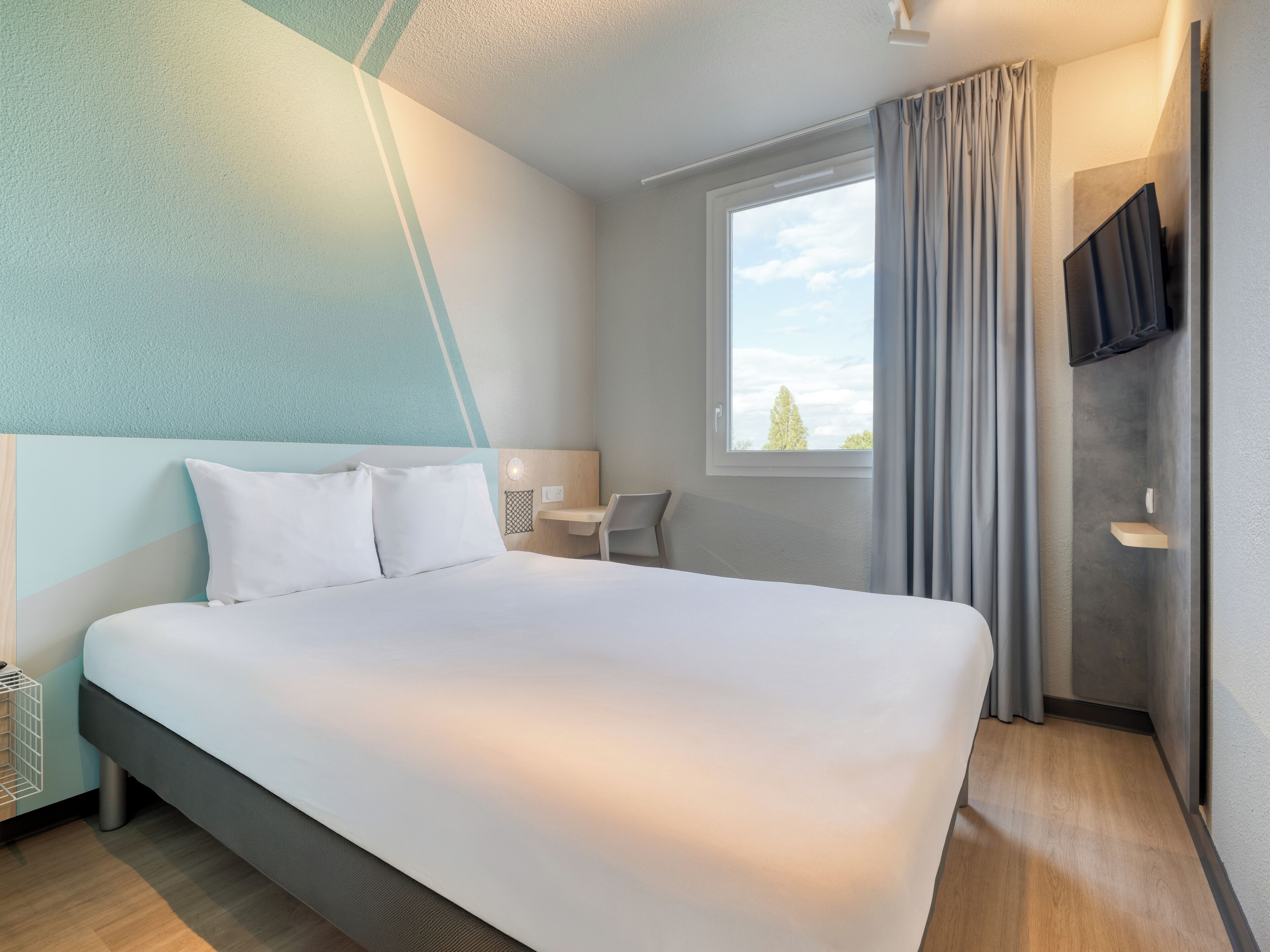 Kamar Double | Seprai premium, meja kerja, dan ruang kerja ramah laptop