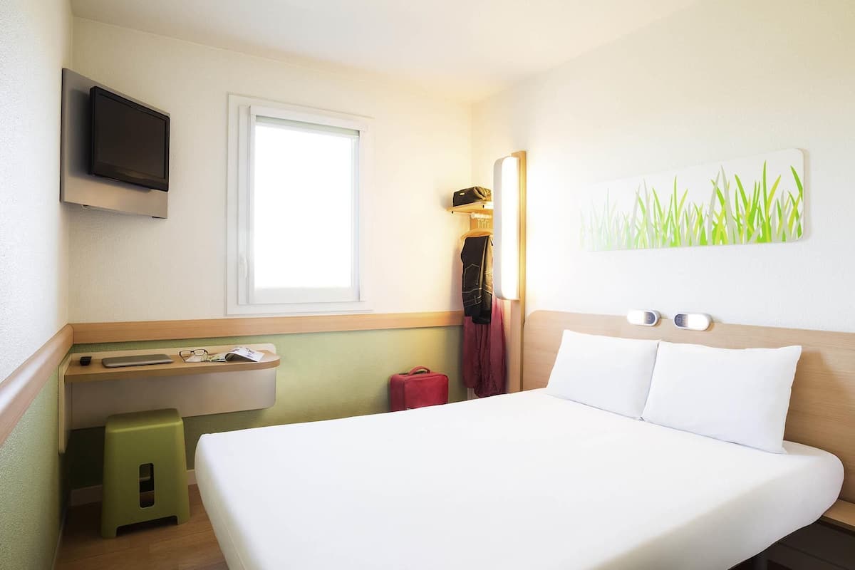 Kamar Double | Seprai premium, meja kerja, dan ruang kerja ramah laptop