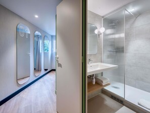 Kamar Standar, Beberapa Tempat Tidur | Seprai premium, meja kerja, dan ruang kerja ramah laptop