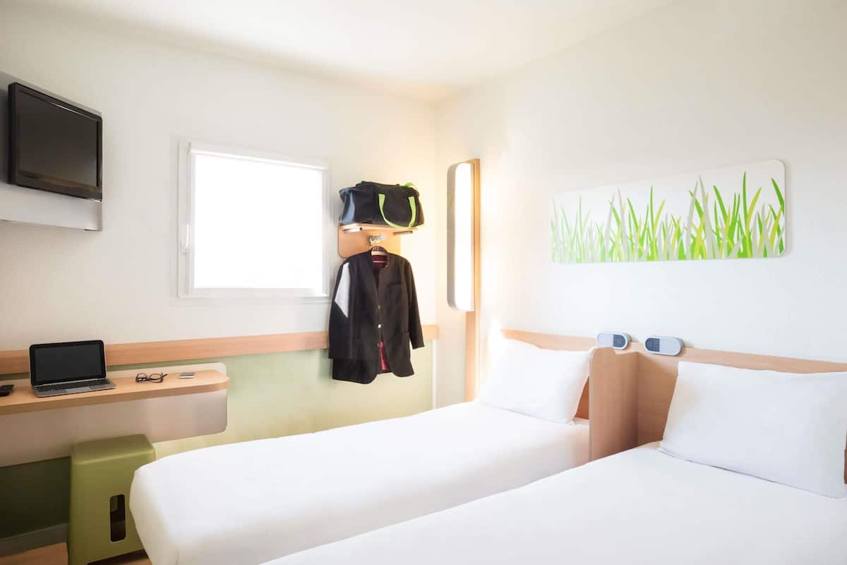 Kamar Twin, 2 Tempat Tidur Twin | Seprai premium, meja kerja, dan ruang kerja ramah laptop