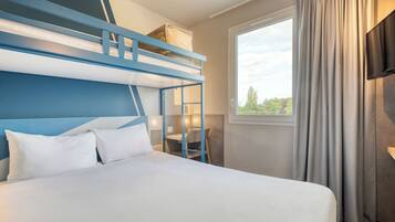 Daily buffet breakfast (EUR 7.5 per person)