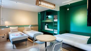 Chambre Standard, plusieurs lits | Literie de qualité supérieure, bureau