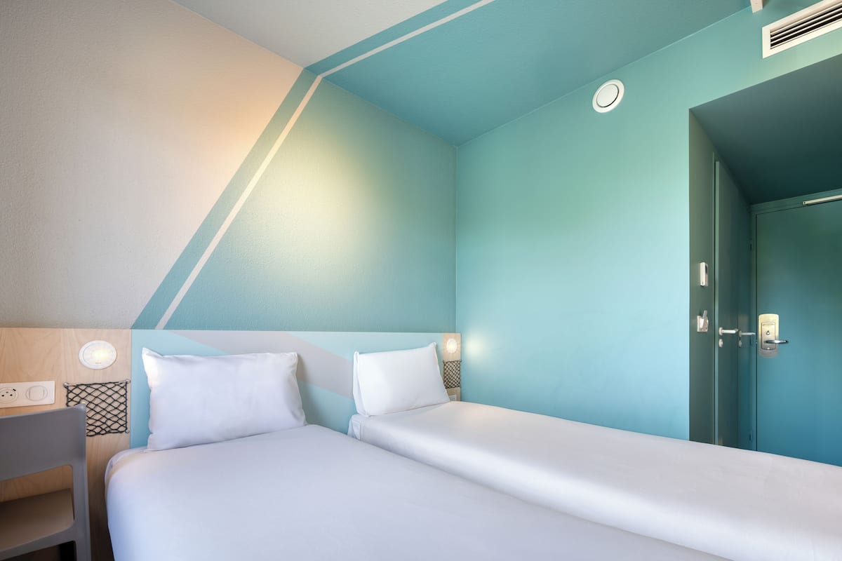 Twin Room, 2 Twin Beds | Premium bedding, desk, laptop workspace, blackout drapes