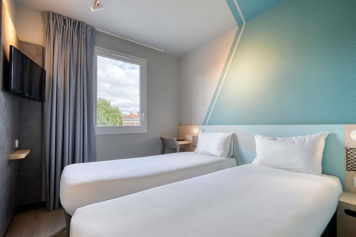 Kamar Twin, 2 Tempat Tidur Twin | Seprai premium, meja kerja, dan ruang kerja ramah laptop