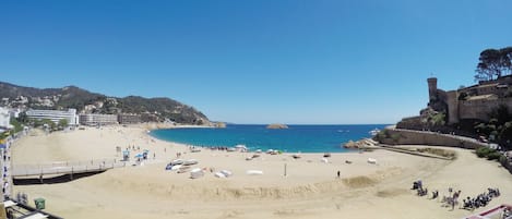 En la playa y sombrillas