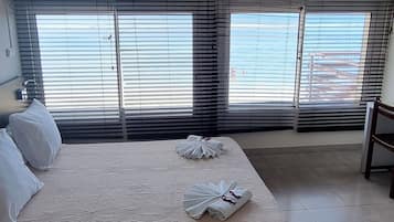 Chambre Double, vue mer | Bureau, lits bébé (gratuits), Wi-Fi gratuit